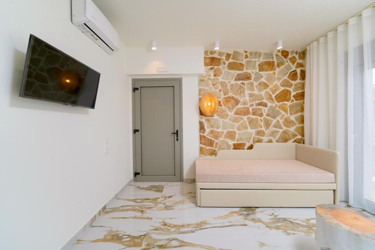 Athina Palace Luxurious Appartments Potos Bagian luar foto