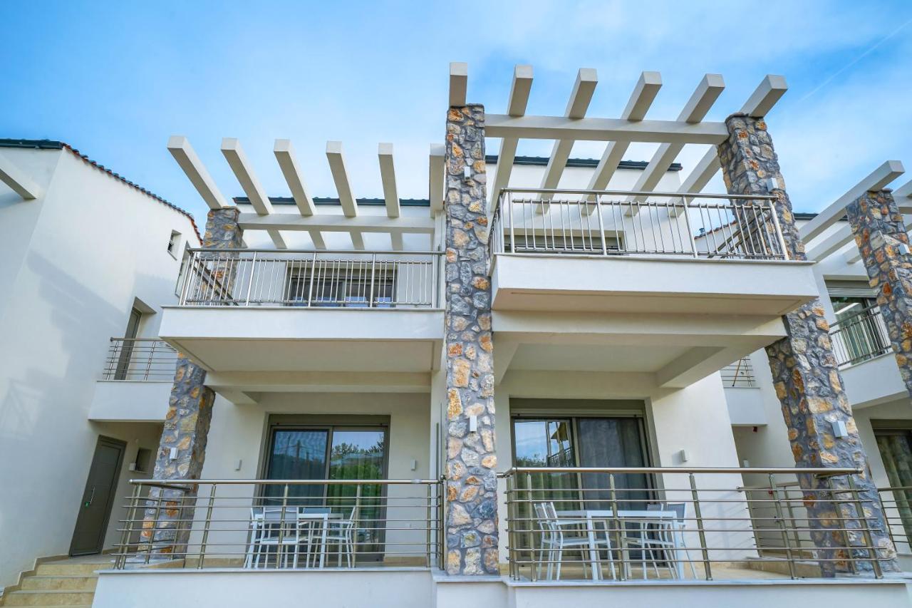 Athina Palace Luxurious Appartments Potos Bagian luar foto