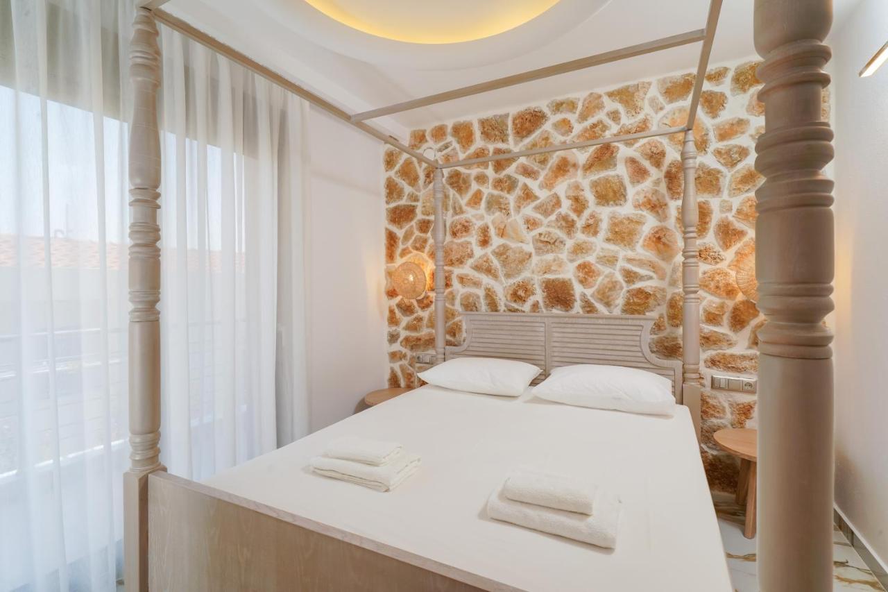 Athina Palace Luxurious Appartments Potos Bagian luar foto