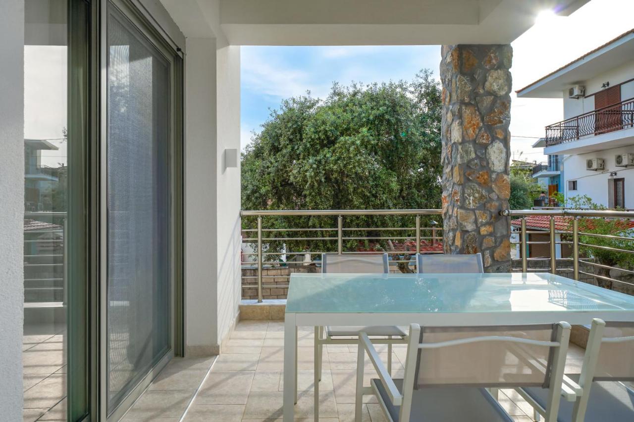 Athina Palace Luxurious Appartments Potos Bagian luar foto